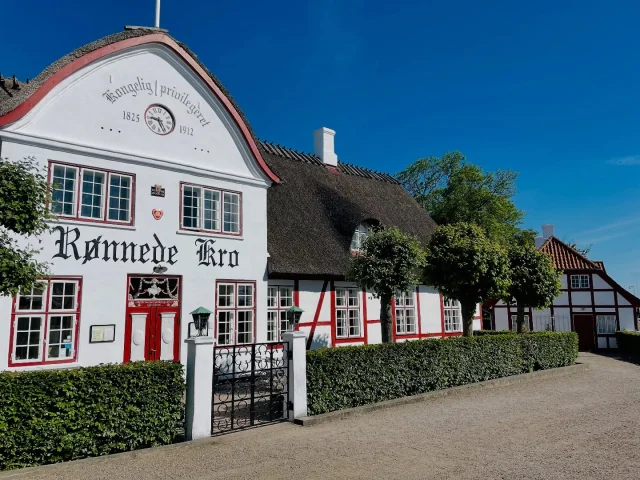 Sommeråbningstider på Rønnede Kro

Fra 6. maj til og med 26. august holder vi også åbent om tirsdagen ☀️

Vi har åbent til frokost kl. 12-15 og til aften kl. 17.30-21 🍽️

I morgen skifter vi frokostmenuen, hvor sommerens friske grøntsager får deres indtog 😋

Onlinebooking er åben på https://www.r-kro.dk.

Vi glæder os til at byde jer velkommen!